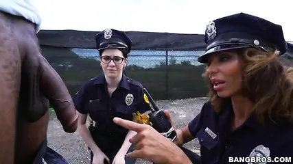 Две девушки-полицейские наслаждаются черным членом задержанного