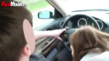 Парочка остановилась в сельской местности и трахнулась в авто