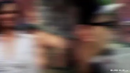 Брюнетка трахается с незнакомцем за деньги в автобусе