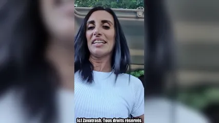 Стройная француженка дрочит свою волосатую киску в авто на любительском порно