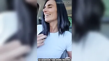 Стройная француженка дрочит свою волосатую киску в авто на любительском порно