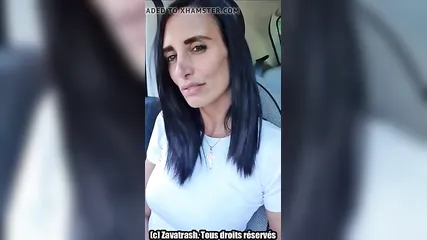 Стройная француженка дрочит свою волосатую киску в авто на любительском порно