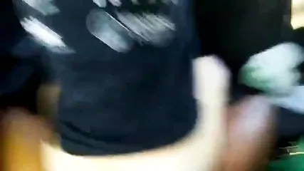 Жопастая белая девушка скачет на члене негра в машине