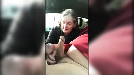 Пузатый мужик снимает на камеру минет в исполнении старушки