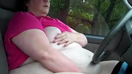 Жирная тетка дрочит вагину за рулем автомобиля