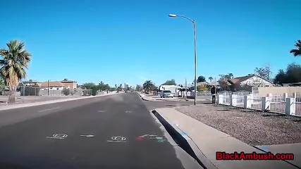 Рыжая милашка наслаждается межрасовым сексом в машине друга на полном ходу