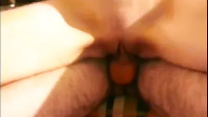 Молодой парень ебет худую зрелую бабенку в ее жилом фургончике