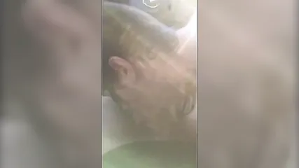 Сексапильная брюнетка в маске и красивом лифчике отсасывает другу в авто