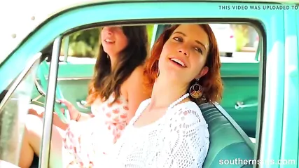 Рыжая телочка дает парню оттрахать ее в волосатую пизду в старом автомобиле