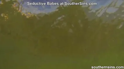 Рыжая телочка дает парню оттрахать ее в волосатую пизду в старом автомобиле