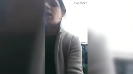 Беременная брюнетка мастурбирует письку в машине и на природе