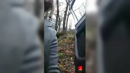 Беременная брюнетка мастурбирует письку в машине и на природе