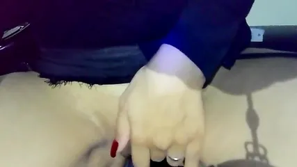 Насаживается пиздой на ручку коробки передач как на фаллос