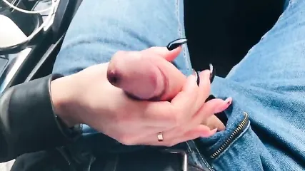 Девица в кожанке подрочила член и отдалась раком в пилотку