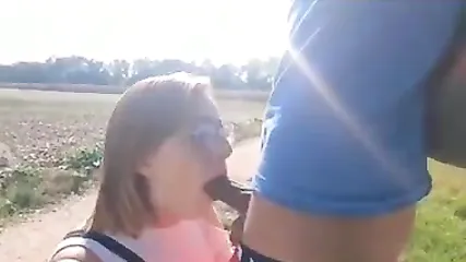 Девушка в очках на природе хуй сосет и в пизду дает
