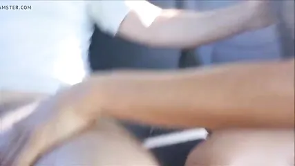 Брюнетка на заднем сидении сосет пенис и дрочит его рукой