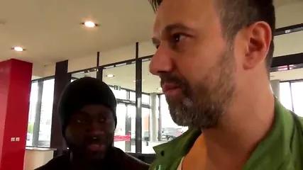 Муж за рулем сидит пока белокурая жена с негром трахается