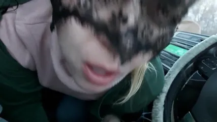 Блондинка в кружевной маске глотает сперму после минета