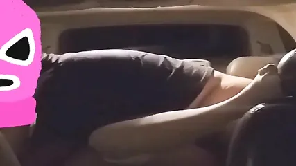 Толстый мужик в машине трахает проститутку на заднем сидении