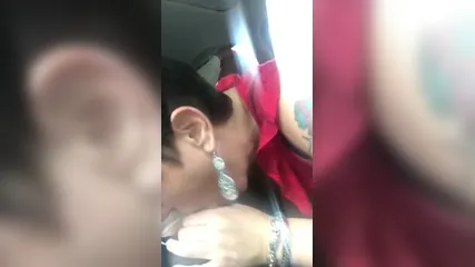 Мамка сосет хуй мужика в машине и с мужем разговаривает