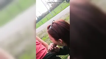 Рыжая милфа в очках отдалась парню раком на обочине дороги