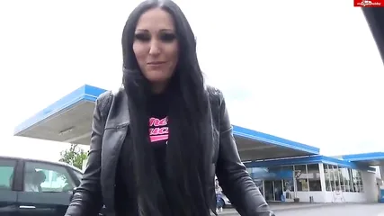 Брюнетка в кожаной куртке отсосала незнакомцу в машине на автозаправке