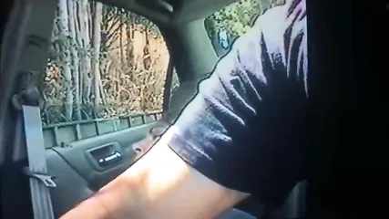 Мужик в машине ласкает письку пассажирки и снимает видео