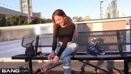 Сделала минет в машине, а сексом занялась дома у парня