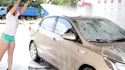 Девица лёгкого поведения разгуливает по городу показывая свои прелести на камеру