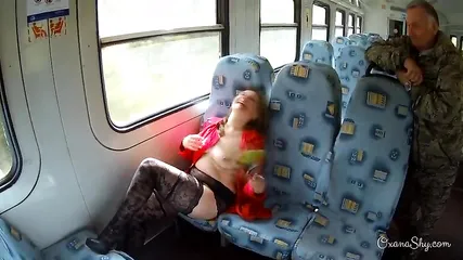 Девица лёгкого поведения разгуливает по городу показывая свои прелести на камеру