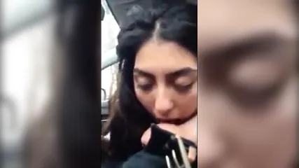 Длинноволосая брюнетка в машине делает своему ебарьку отсос и доводит до семяизвержения