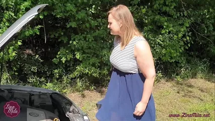 Присунул незнакомой блондинке, которая нагнулась над мотором