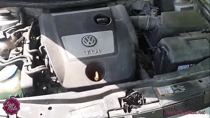 Присунул незнакомой блондинке, которая нагнулась над мотором