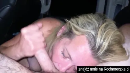 Чувак выебал зрелую блондинку в машине и заснял все на видео от первого лица