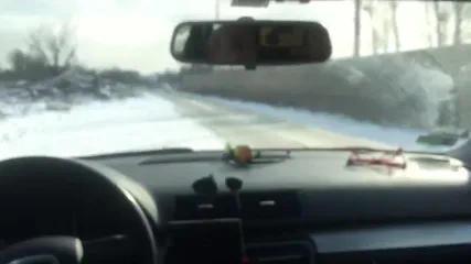 Брюнетка в машине старается и делает глубокий минет