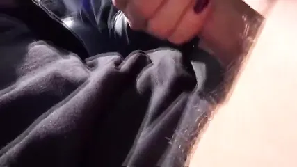 Зрелая брюнетка подвезла парня и член его приласкала