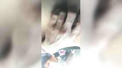 Зрелая брюнеточка насладилась своей мини секс-игрушкой в автомобиле