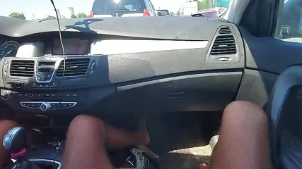 Подружка сидит за рулем и ласкает пенис любимого парня