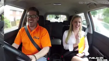 Инструктор активно имеет белокурую женщину в машине