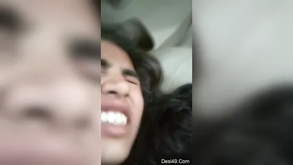 Индийская парочка занялась спонтанным сексом в машине