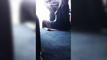 У дальнобойщика хватило денег только на то, чтобы надрочить на шлюху