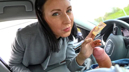 Проститутка в сексуальном белье отрабатывает денежки