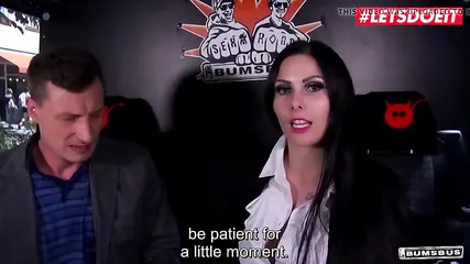 Два друга подцепили шикарную брюнетку и классно трахнули ее в своем минивэне