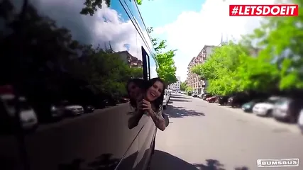 Два друга подцепили шикарную брюнетку и классно трахнули ее в своем минивэне