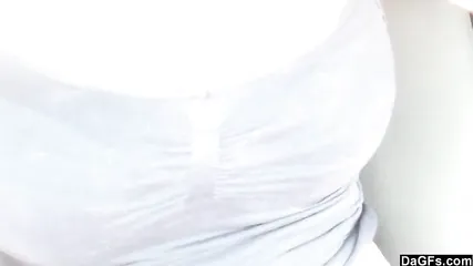 Девушка сидит на пассажирском сидении и ласкает киску