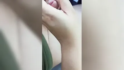 Рыжая женщина дрочит мне член в машине