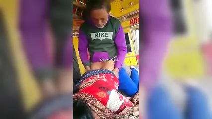 Индийская пара трахается в позе догги стайл