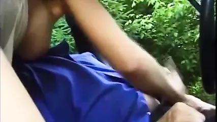 Блондинка сосет и дрочит член водителя в авто