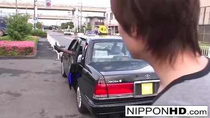 Японский пассажир трахает таксистку после сквирта