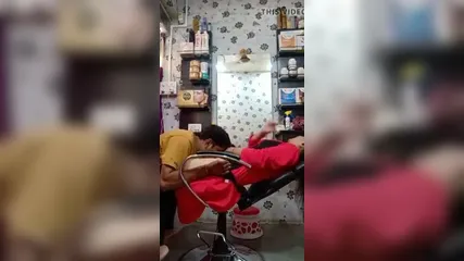 Мужчина делает кунилингус подруге